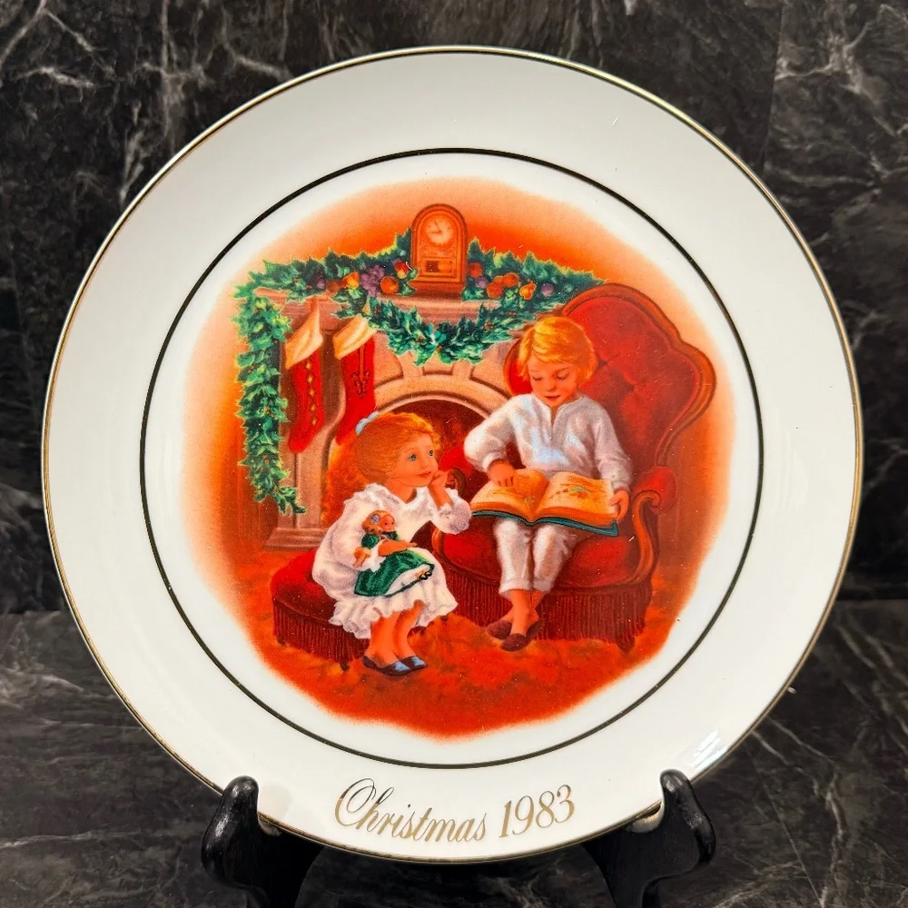 1983 AVON “Enjoying the Night Before Christmas” Collector Plate w/22K Gold Trim